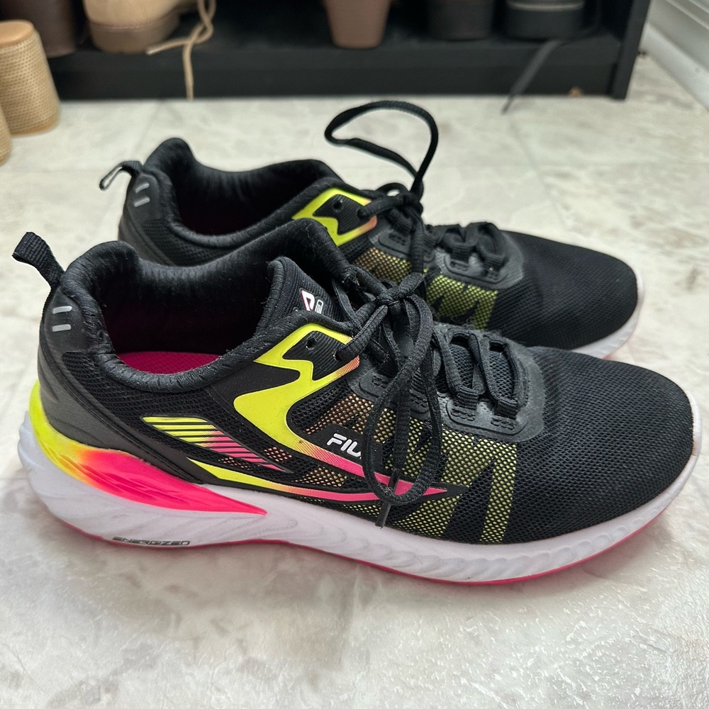 Women’s Fila Sneakers / Tennis Shoes Size 9
